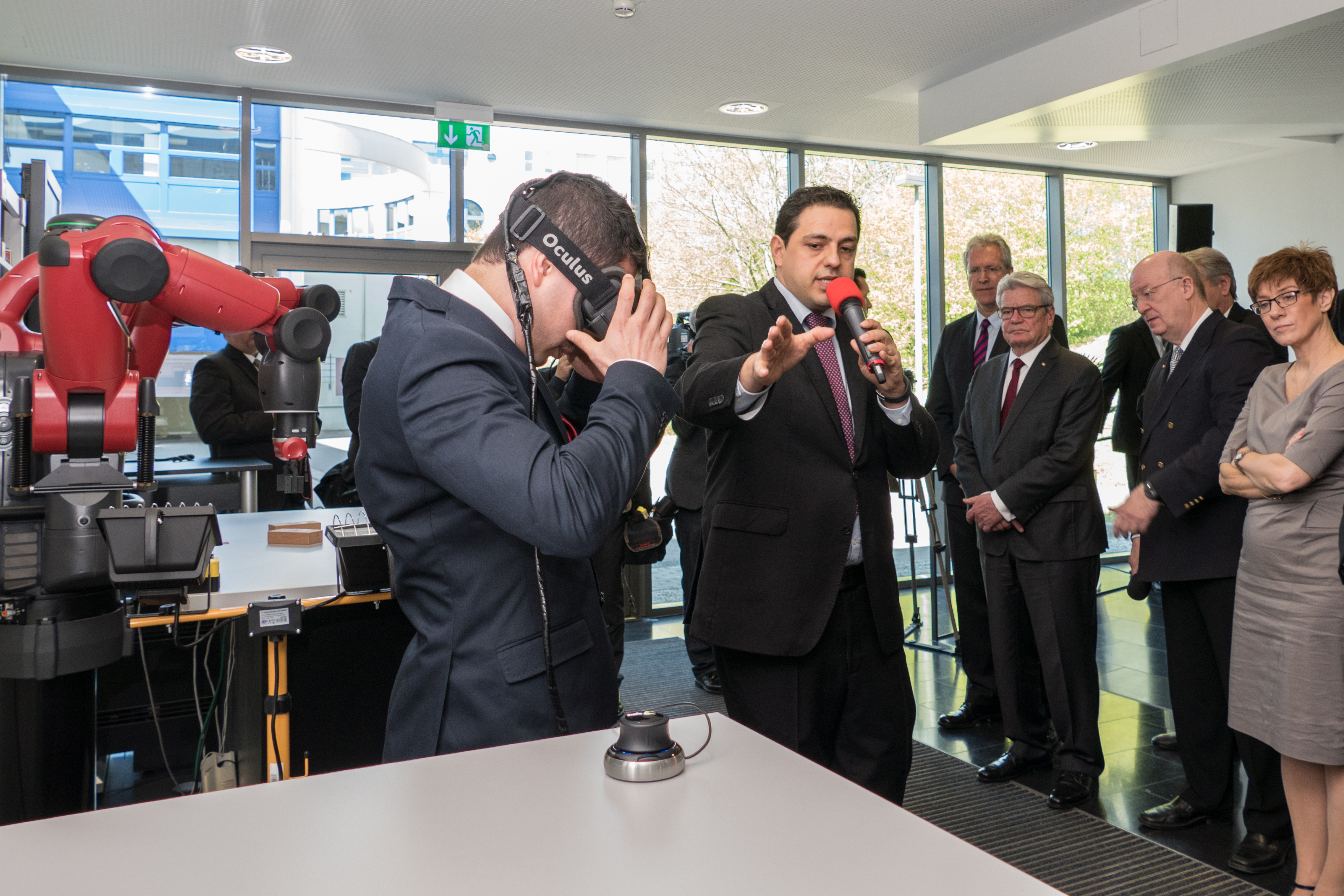 Mehdi Moniri presents DFKI's smart factories Baxter demonstrator Eyebots to
Joachim Gauck, the President of the Federal Republic of Germany