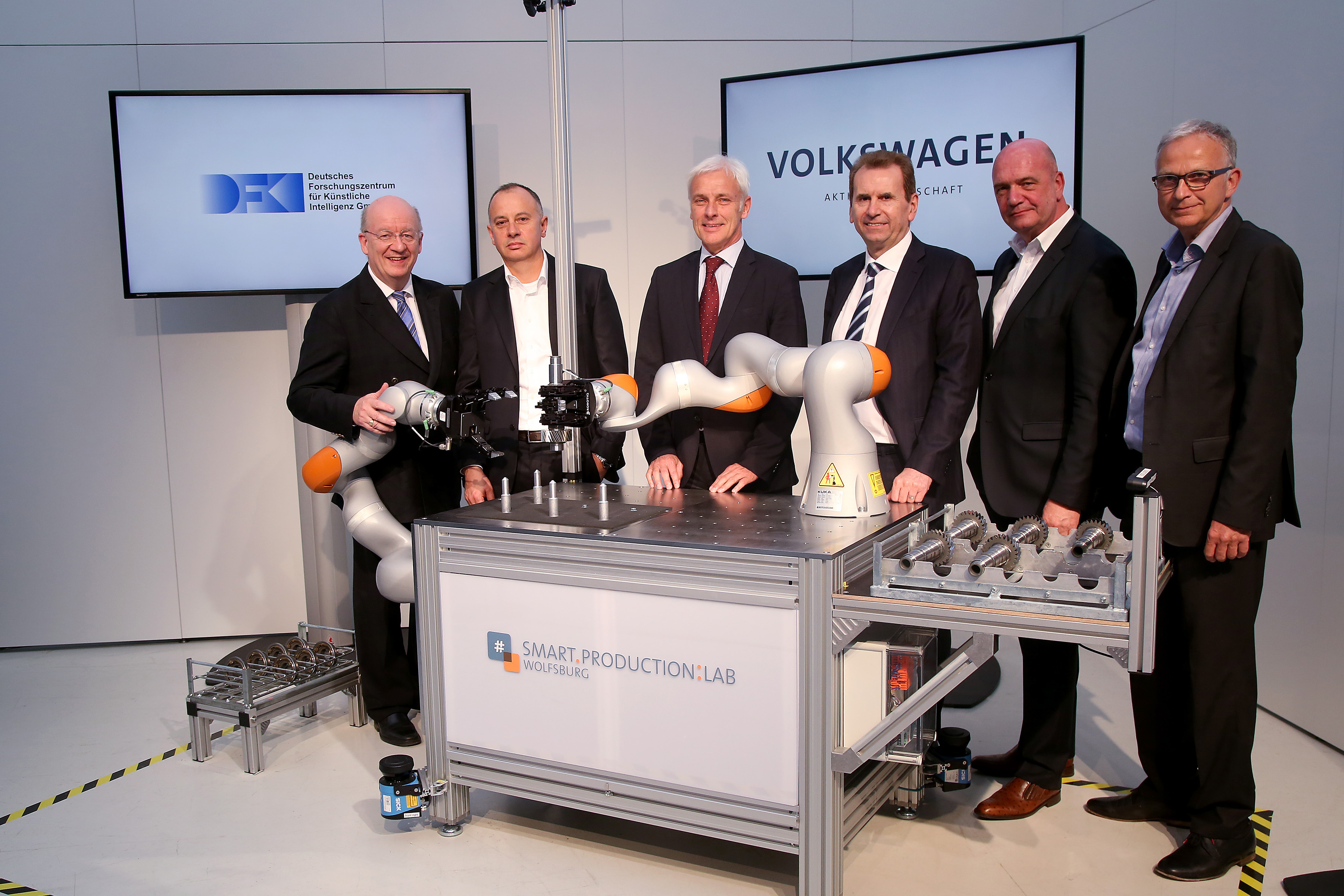 Prof. Wolfgang Wahlster (CEO, DFKI), Dr. Martin Hofmann (CIO, Volkswagen Group), Matthias Müller (CEO, Volkswagen Group), Dr. Karlheinz Blessing (Board Member for Human Resources, Volkswagen Group), Bernd Osterloh (Chairman of the Group Works Council, Volkswagen Group), Prof. Jürgen Leohold (Head of Volkswagen Group Research). Photo: Volkswagen Group